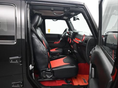 Used 2017 Jeep Wrangler Unlimited Sahara w/ Connectivity Group AWD/4WD image 32
