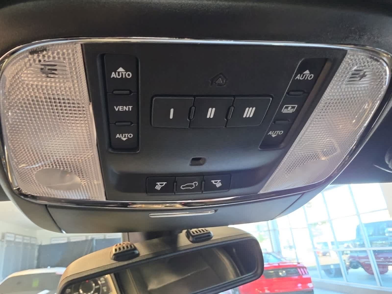 Used 2015 Jeep Grand Cherokee Overland w/ Advanced Technology Group AWD/4WD image 27