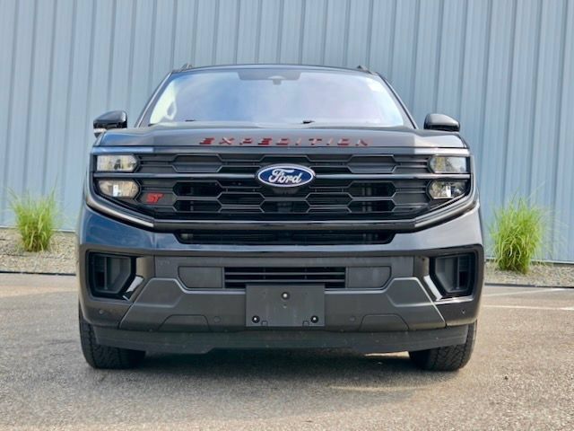 Used 2025 Ford Expedition Active AWD/4WD image 3