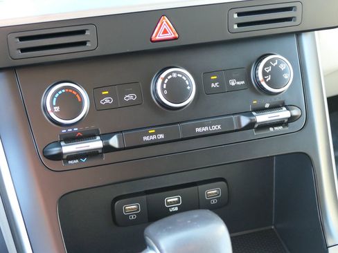 Used 2023 Kia Carnival LX image 21