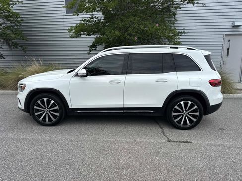 Used 2022 Mercedes-Benz GLB 250 4MATIC w/ Premium Package Lite image 2