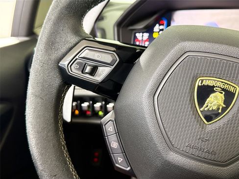 Used 2020 Lamborghini Huracan EVO image 22