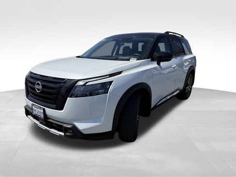 Used 2025 Nissan Pathfinder Platinum w/ Black Appearance Package AWD/4WD image 3