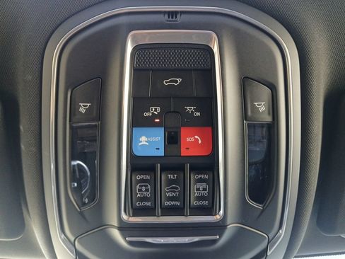 Used 2025 Jeep Grand Cherokee Limited w/ Luxury Tech Group II RWD image 5