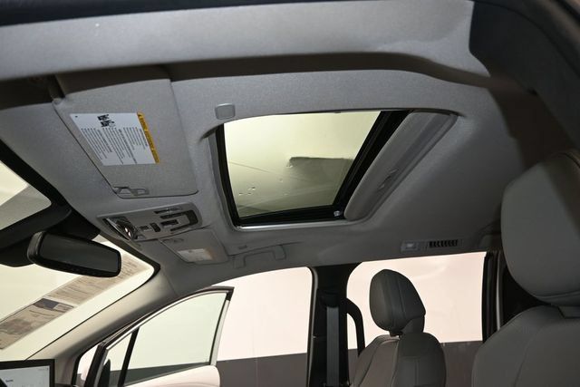 Used 2025 Toyota Sienna XLE FWD image 20