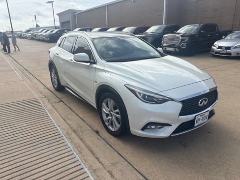 Used 2018 INFINITI QX30 Premium FWD image 5