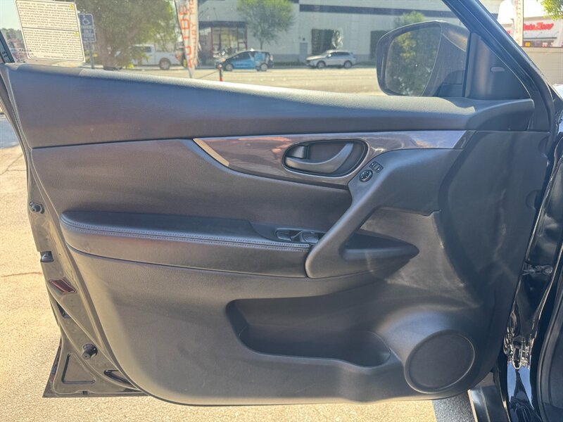 Used 2020 Nissan Rogue S FWD image 19