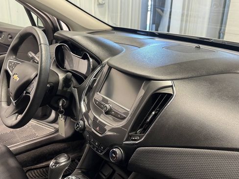 Used 2018 Chevrolet Cruze LT FWD image 15