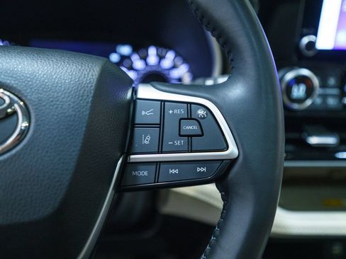 Used 2023 Toyota Highlander XLE AWD/4WD image 19