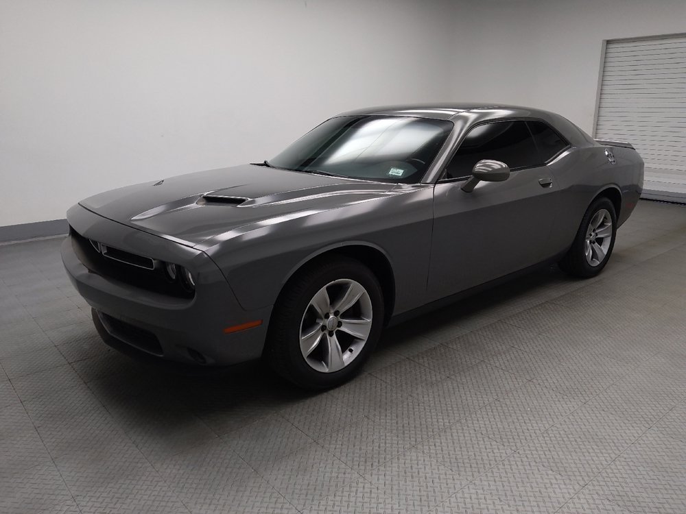 Used 2019 Dodge Challenger SXT RWD image 2