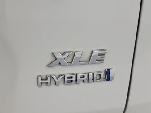 Used 2021 Toyota RAV4 XLE Premium image 10