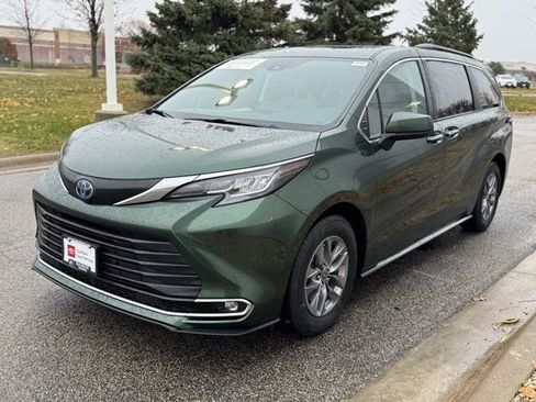 Certified 2023 Toyota Sienna XLE image 38