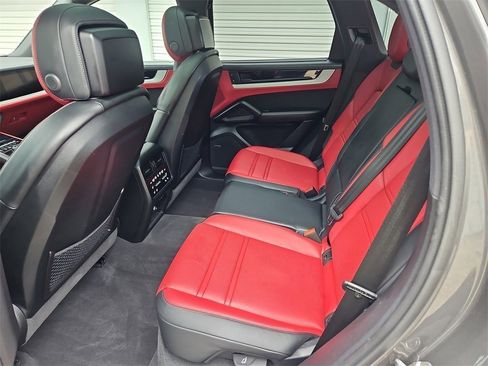 Used 2025 Porsche Cayenne image 38