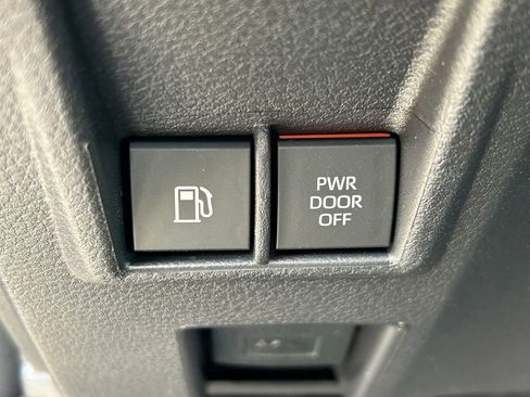 Used 2025 Toyota Sienna XLE Woodland Edition image 29