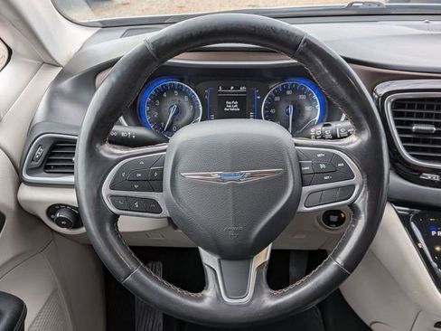 Used 2019 Chrysler Pacifica Touring-L FWD image 18