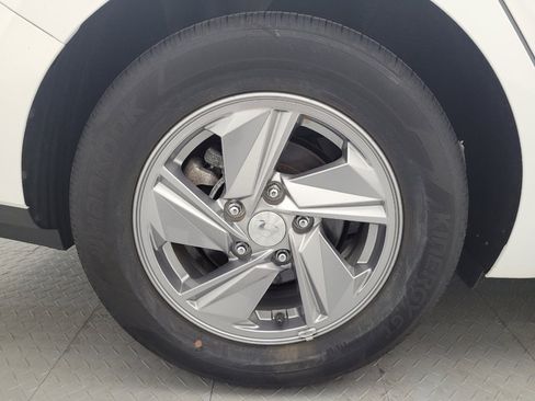 Used 2024 Hyundai Elantra SE FWD image 31