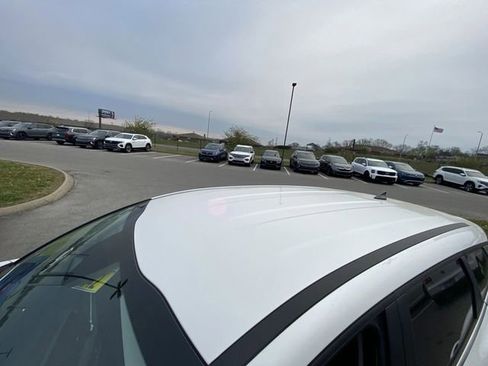 Used 2023 Kia Sportage LX image 3