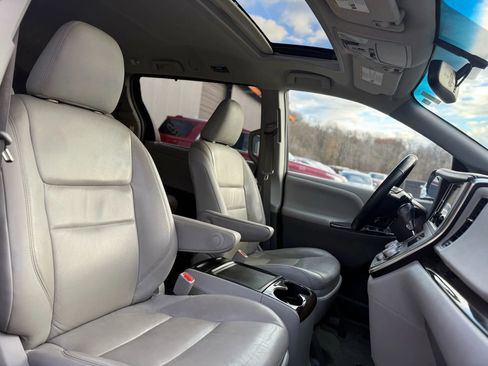 Used 2016 Toyota Sienna Limited image 21
