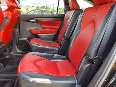 Used 2022 Toyota Highlander XSE image 10