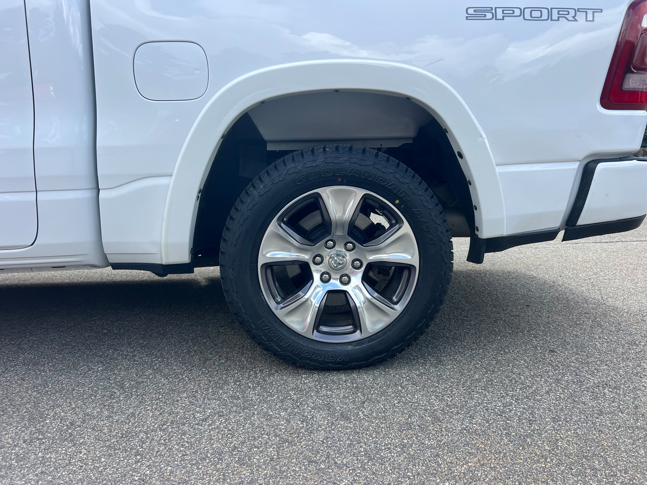 Used 2022 RAM 1500 Laramie w/ Sport Appearance Package AWD/4WD image 9
