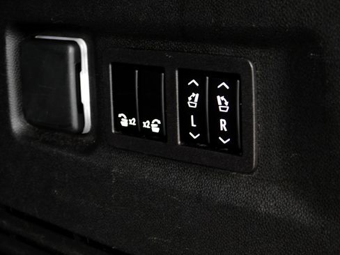Used 2023 GMC Yukon XL Denali Ultimate AWD/4WD image 9
