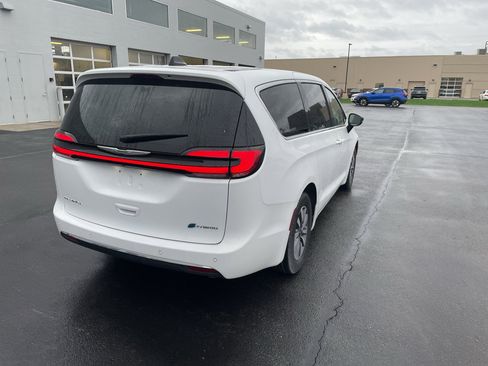 Used 2024 Chrysler Pacifica Select FWD image 6