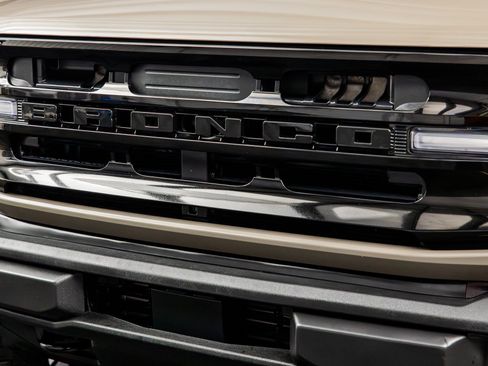 Used 2025 Ford Bronco Outer Banks AWD/4WD image 4