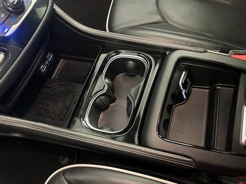 Certified 2025 Chrysler Pacifica Limited FWD image 27