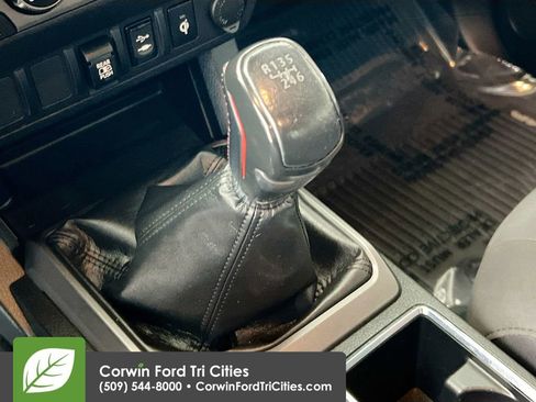 Used 2019 Toyota Tacoma TRD Off-Road AWD/4WD image 10
