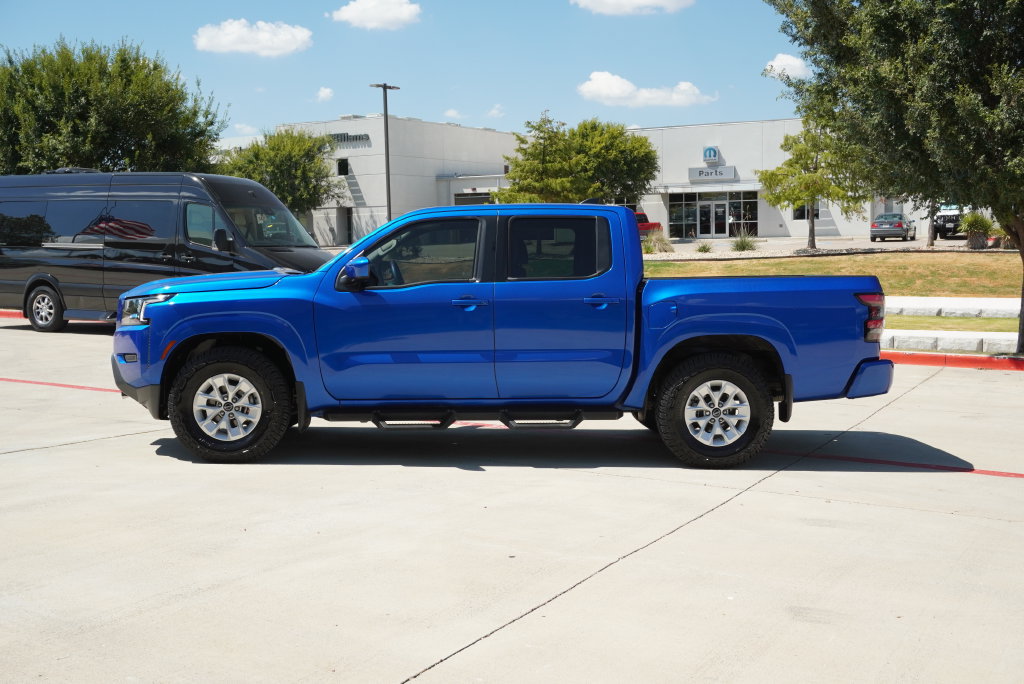Used 2024 Nissan Frontier SV RWD image 2