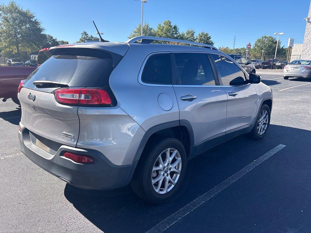 Used 2018 Jeep Cherokee Latitude FWD image 3