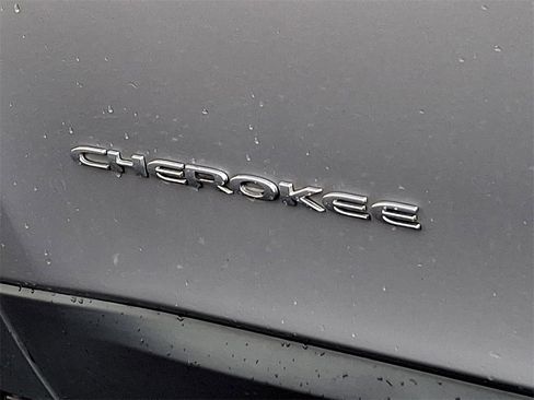 Used 2019 Jeep Cherokee Limited w/ Technology Group image 30