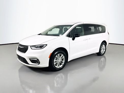 New 2026 Chrysler Pacifica Select image 3