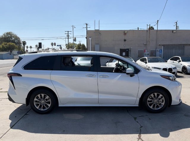 Used 2024 Toyota Sienna XLE w/ XLE Plus Package FWD image 4