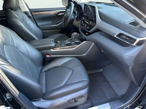 Used 2025 Toyota Highlander Platinum image 14
