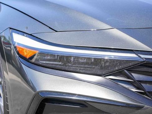 Certified 2025 Hyundai Elantra SEL FWD image 4