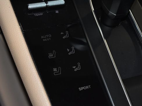 Certified 2025 Porsche Macan AWD/4WD image 15