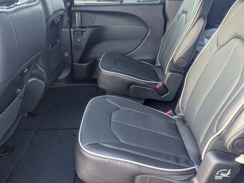 New 2026 Chrysler Pacifica Limited image 18