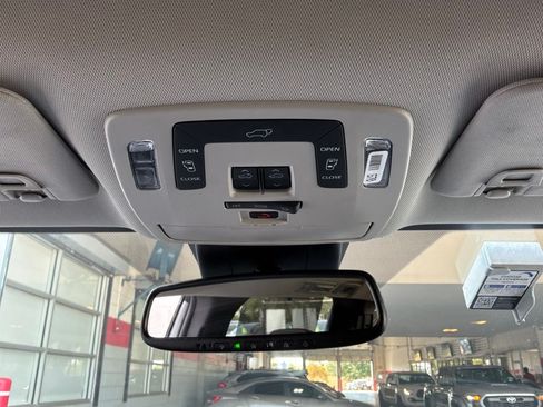 Used 2025 Toyota Sienna XLE FWD image 18
