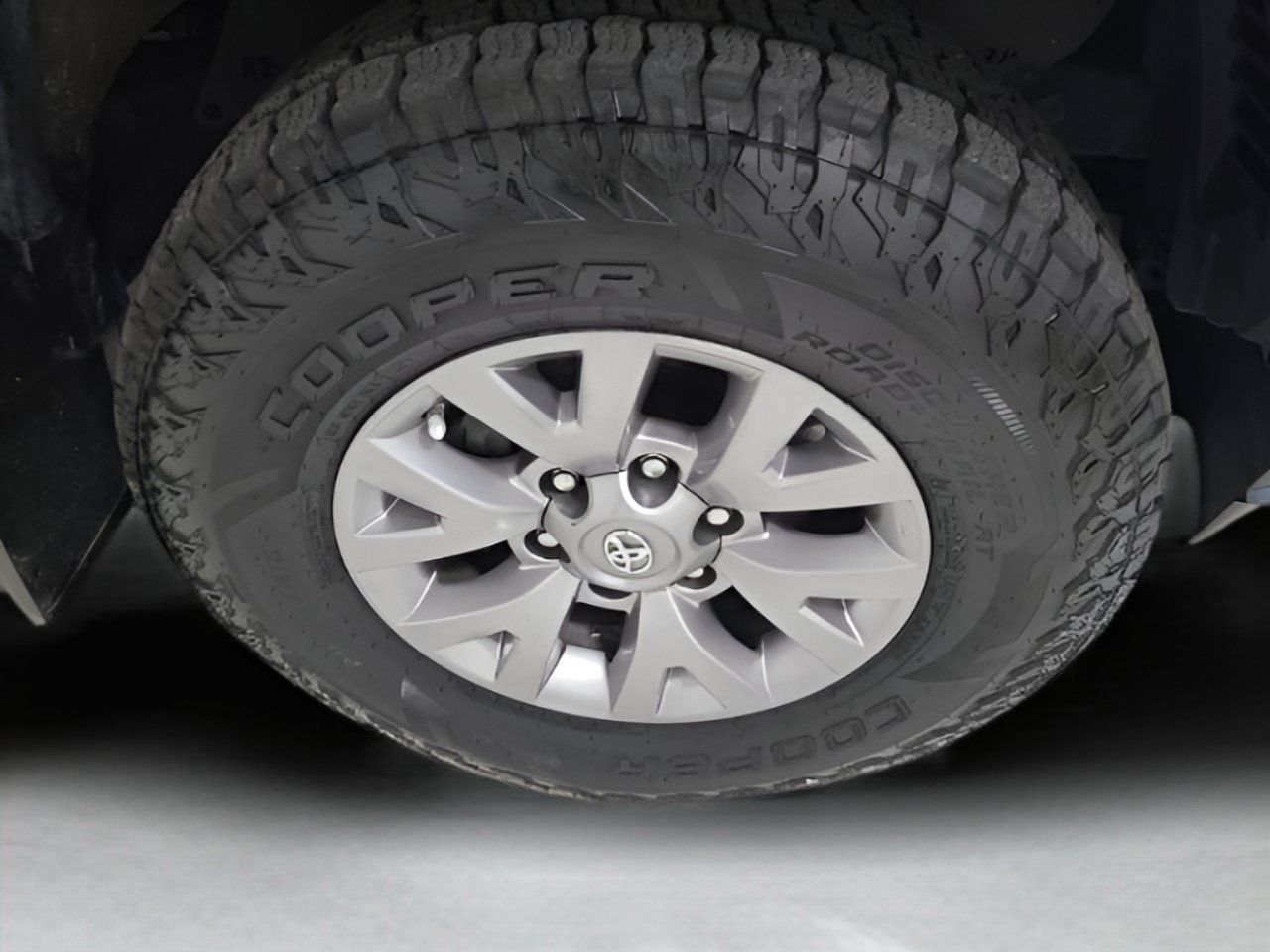 Used 2019 Toyota Tacoma SR5 AWD/4WD image 11