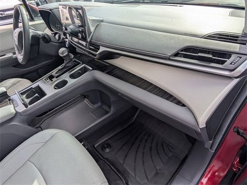 Used 2024 Toyota Sienna Limited image 16