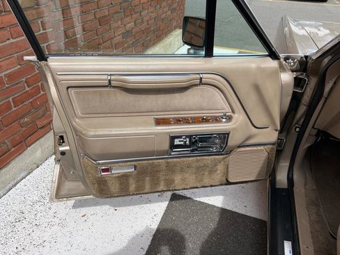 Used 1989 Lincoln Town Car Signature image 21