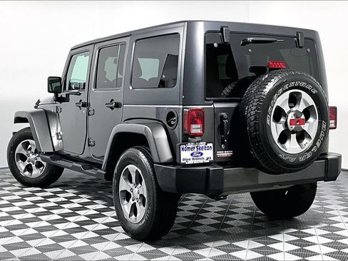 Used 2017 Jeep Wrangler Unlimited Sahara w/ Dual Top Group AWD/4WD image 11