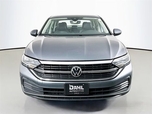 Used 2023 Volkswagen Jetta SE image 6