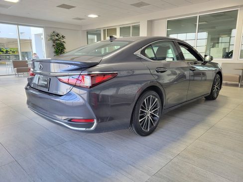 Certified 2023 Lexus ES 300h w/ Premium Package image 7
