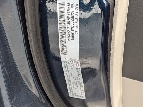 Used 2022 Chrysler Pacifica Limited w/ Uconnect Theater Family Group image 10