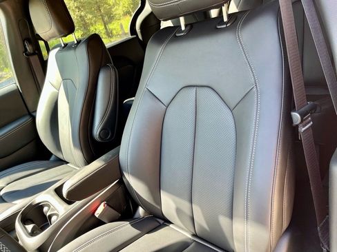 New 2026 Chrysler Pacifica Select image 11