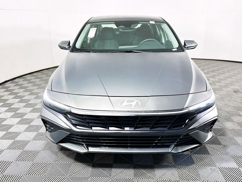 Used 2025 Hyundai Elantra SE image 8
