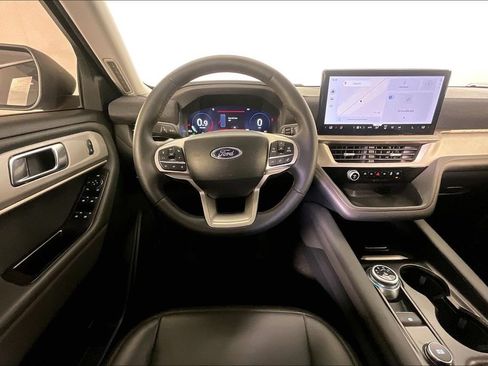 Used 2025 Ford Explorer Active w/ Active Comfort Package RWD image 8