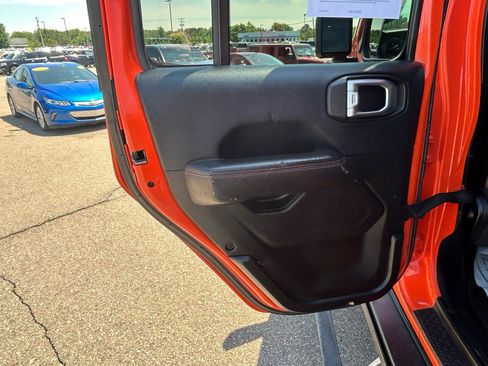 Used 2018 Jeep Wrangler Unlimited Rubicon w/ LED Lighting Group AWD/4WD image 13
